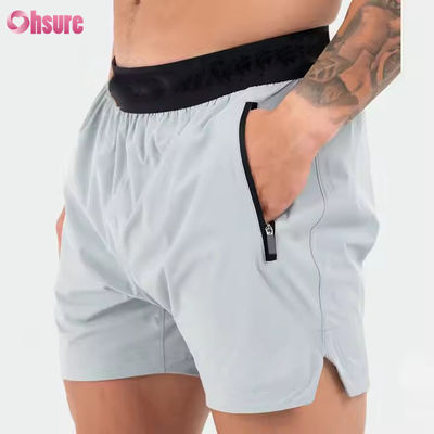 Individuelles Logo am Bund Polyester-Taschen Schlitzsaum Für Herren Sportliche Aktive Herren Workout Gymnastik-Sportshorts für Männer